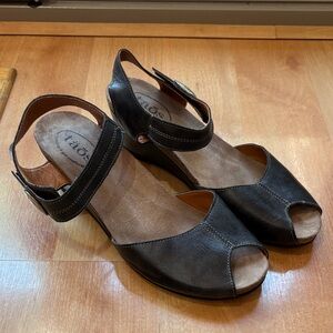 Taos Penelopeep Women's dark gray Sandals 10